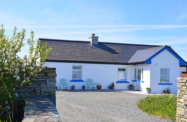 Cottage 312 Ballyconneely - sleeps 6 guests in 3 bedrooms
