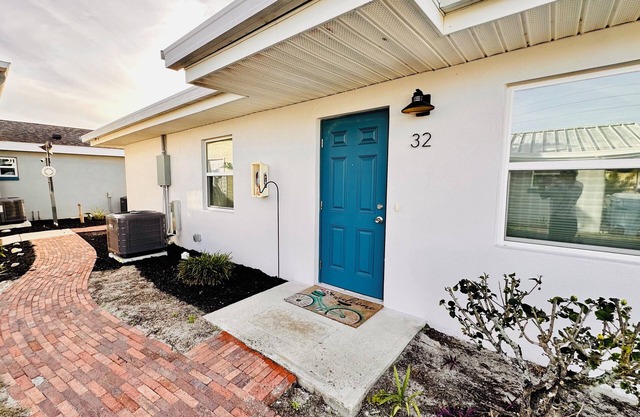 Cottage 32: Flamingo Bungalow - Waterfront Lodging in Downtown Tavares, FL