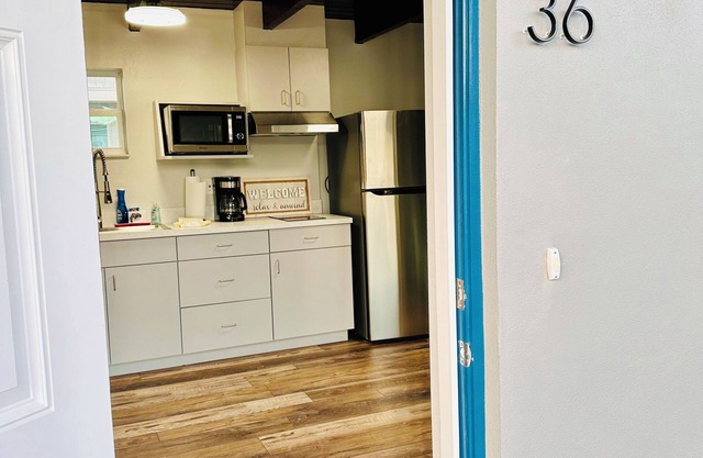 Cottage 36: Sunshine Suite - Waterfront Lodging in Downtown Tavares, FL