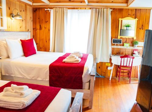 Cottage 4 - 1 Bed w/Loft/1 Bath & Courtyard