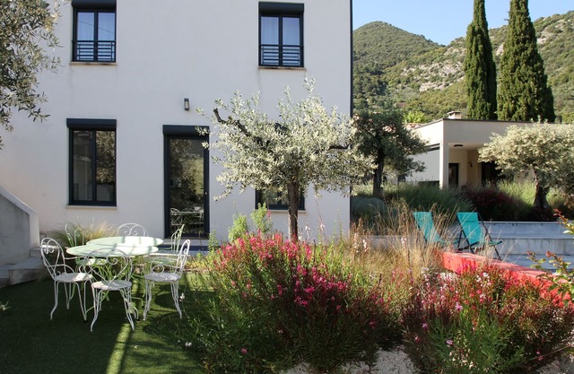 Cottage 8 people quiet not overlooked in the city center with heated pool