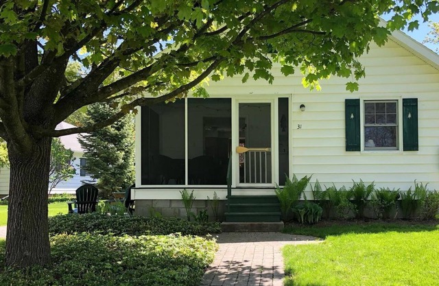 Cottage at Takundewide on Lake George - small community w/amenities and a Dock