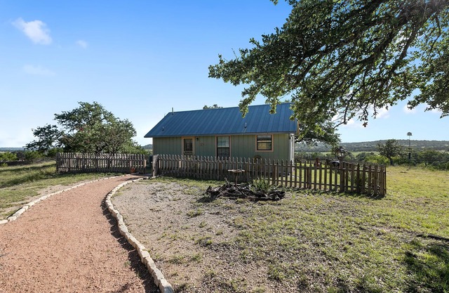Cottage at Twin Oaks - Dog Friendly - Incredible country views