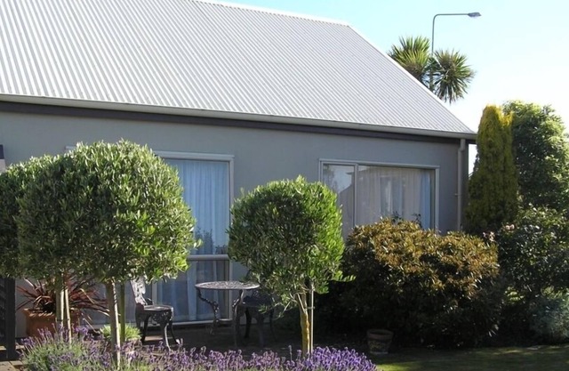 Cottage by the Tower. Quality Modern accommodation