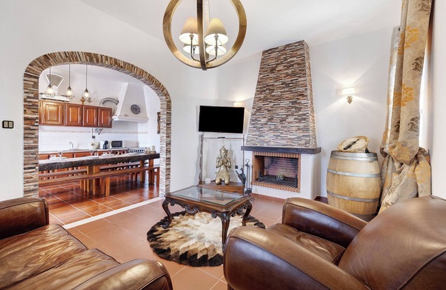 Cottage 'Casa Castelão' with Shared Pool, Shared Terrace and Air Conditioning