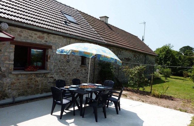 Cottage between sea and countryside