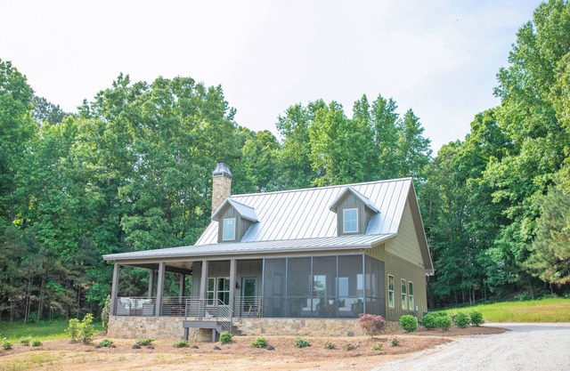Cottage Getaway Near Tuscaloosa - Honeysuckle Rose