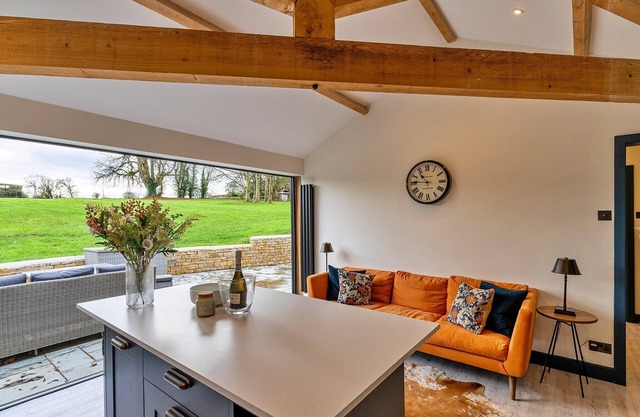 Cottage in Cotswolds with Hot Tub & Views