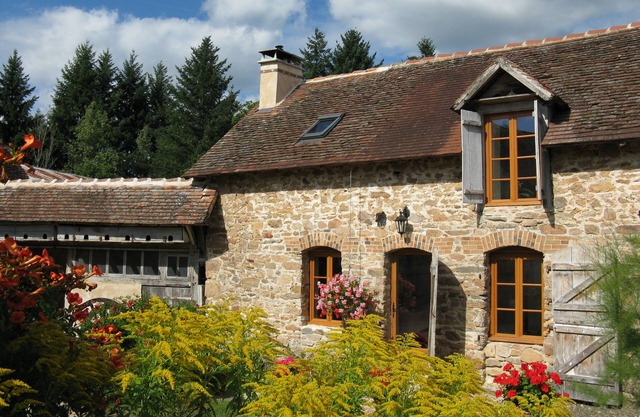Cottage in hamlet of Chabrenas with use of swimming poolnOpen April to October