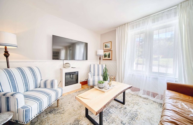 Cottage in Mont Blanc, 15 min from Tremblant, pet friendly with hot tub!