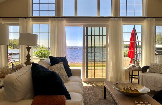 Cottage in Muskoka, Georgian Bay. 3 bed 2 bath with shallow entry beach