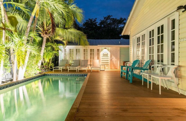 Cottage in Old Town Key West w/Pool, Parking and Privacy. One block from Duval!