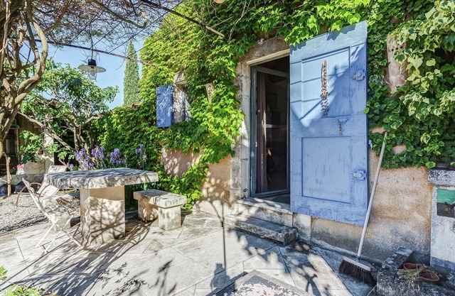 Cottage in Oppède amidst Vineyards