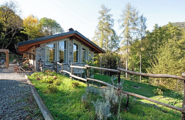 Cottage "In Pietra Immerso Nel Verde" with Mountain View, Private Garden & Wi-Fi