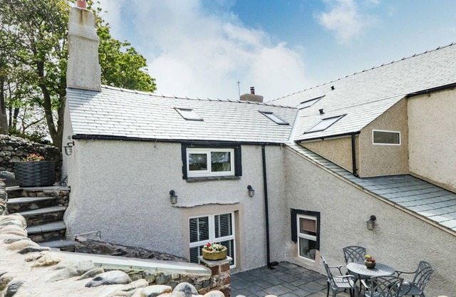 COTTAGE IN THE HILL, romantic, character holiday cottage in Silecroft