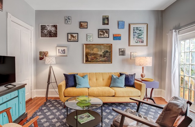 Cottage in Thomas Square, Heated Pool Access