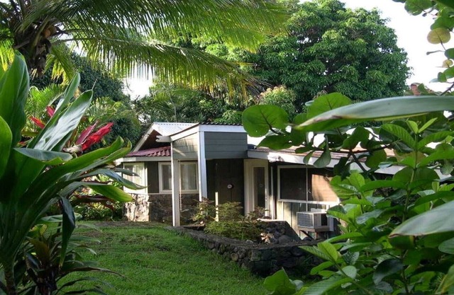 Cottage-like Duplex in South Kona on the Big Island. Sleeps two adult guests
