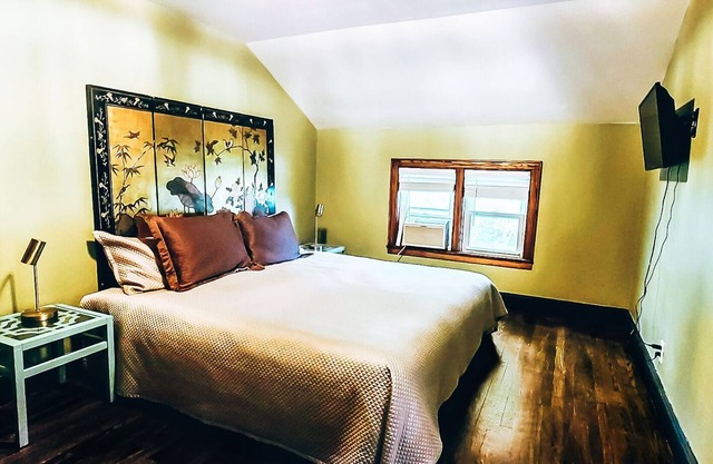 Cottage luxury suite high on top of city