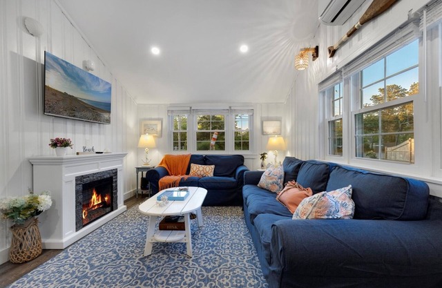 Cottage near Beach, A/C, Fenced Patio, Fire table