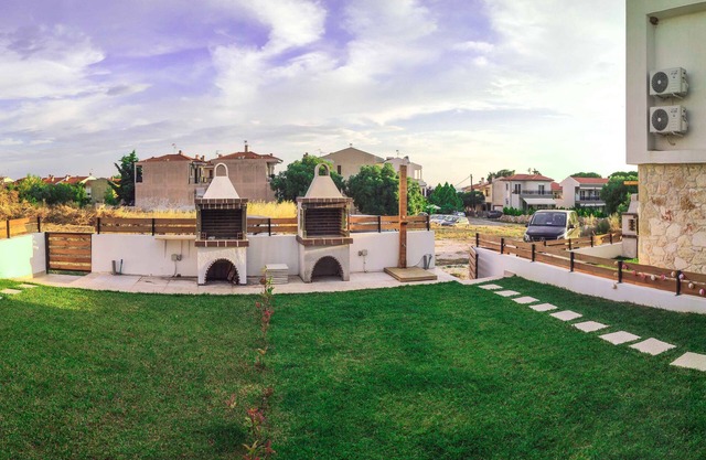 Cottage Nikiti, 2 min. from the sea!