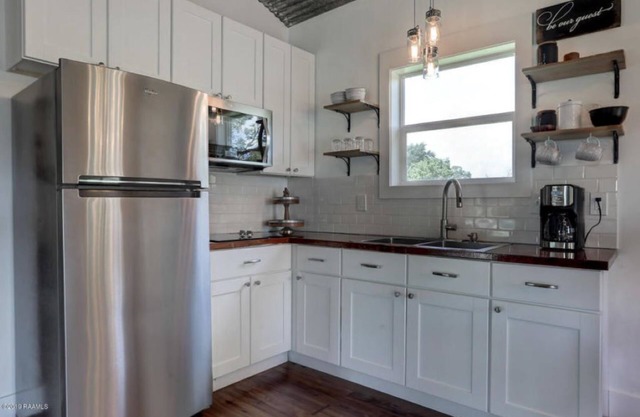 Cottage on a pond, walking distance to everything Cajun!