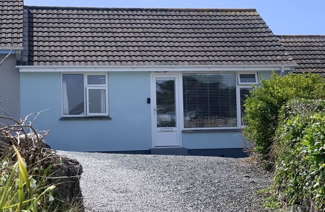 Cottage on coastpath, dogs welcome, includes Hotel indoor pool gym and tennis