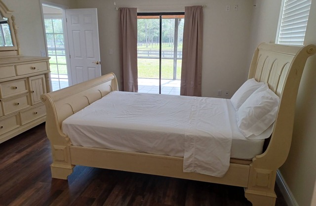 Cottage on serene 5 acres - Near Equestrian Showgrounds
