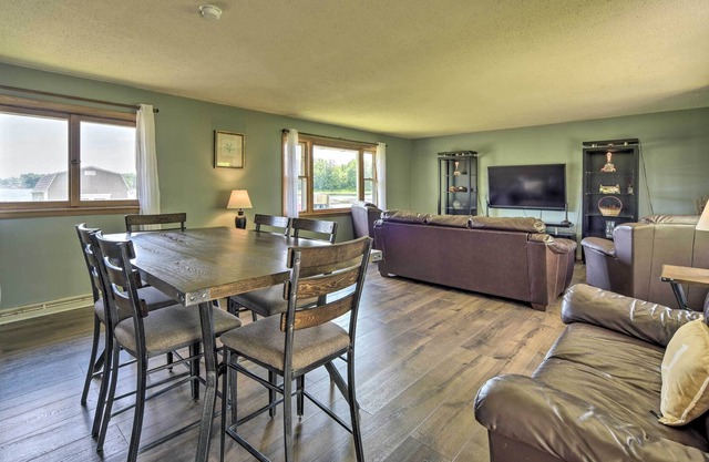Cottage w/ Deck Situated on South Center Lake