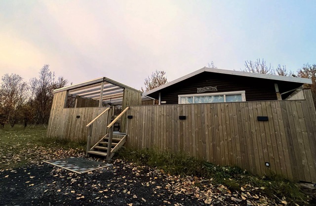 Cottage w/heated Aurora Igloo, Hot tub, & private covered patio.