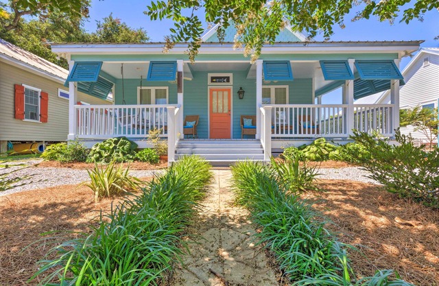 Cottage w/Porch - 3 Min Walk to Bay St Louis