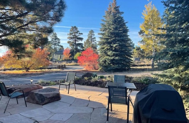 Cottage with a stone fire pit with fenced-in yard and No Pet Fees!
