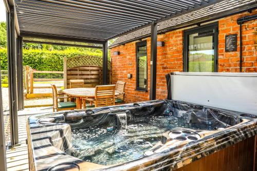 Cottage with Hot Tub - near Cheltenham and Tewkesbury