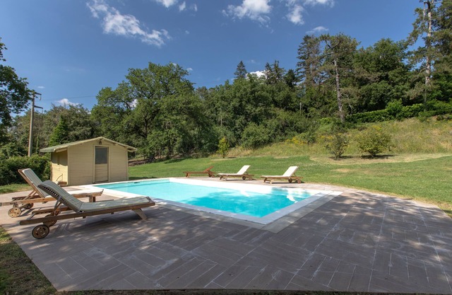 Cottage with swimming pool, veranda, garden and private parking