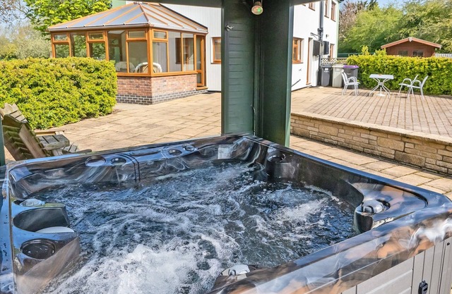 Cottage with one double with ensuite shower and one twin.