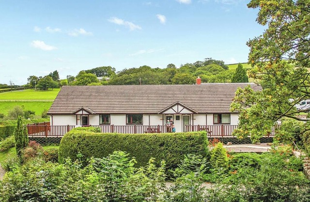Cottage with one double and one twin.