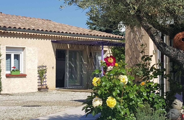 Cottage with pergola, heated mid-season pool, sauna , at the Gorges de l Ardèche