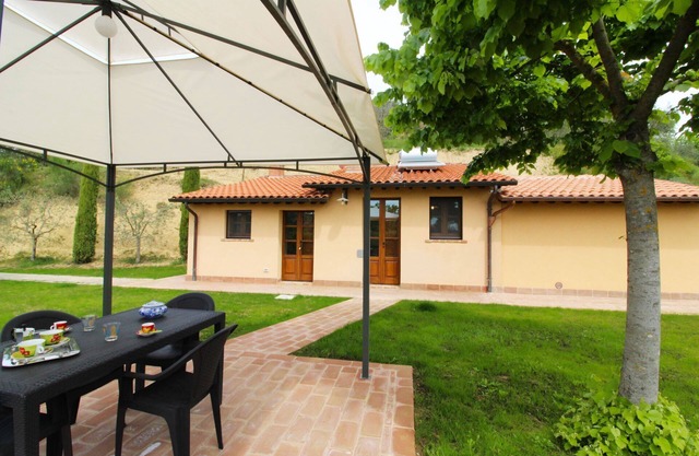 Cottage with private swimming pool, Jacuzzi and air conditioning. Extremely panoramic position, surr