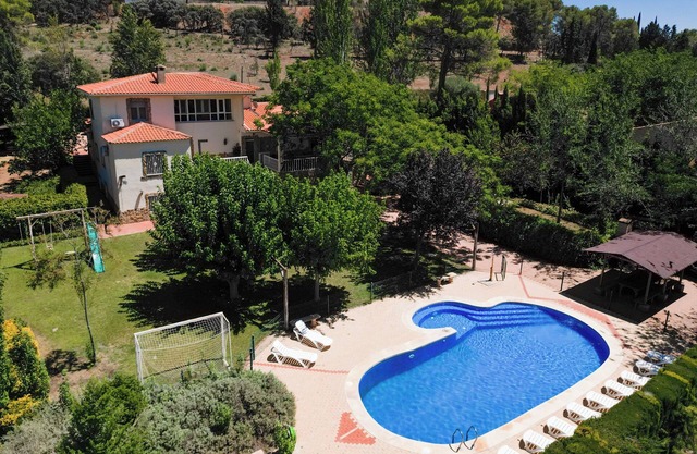 Cottage with swimming pool and jacuzzi for large groups in the middle of the forest park