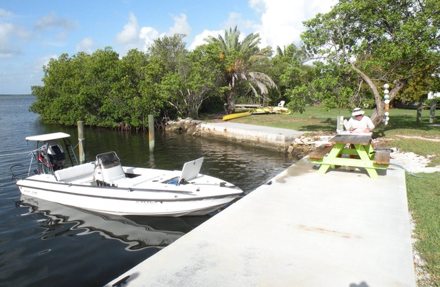 Cottage with swimming pool and dockage, just minutes to Key West!