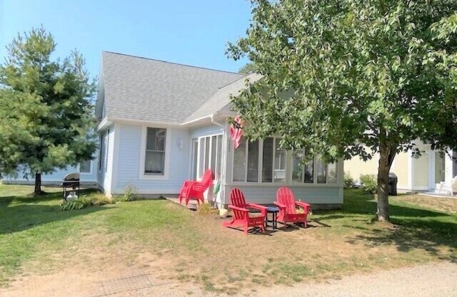 Cottages at Summer Village, fully furnished cottage, Wi-fi, heated pools, hot tub