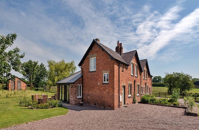 Cottages by River Severn with Hot Tub
