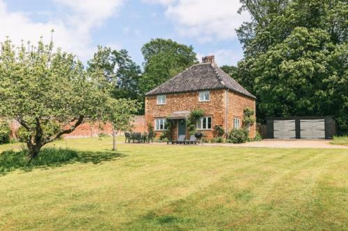 Cottages in the Walled Garden 18