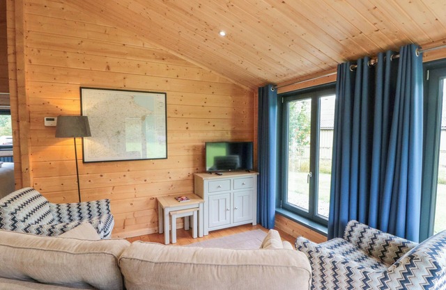 COTTAM LODGE, pet friendly, country holiday cottage in Nafferton