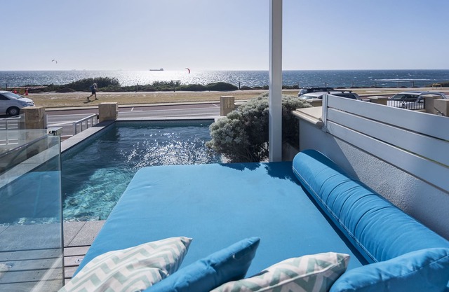 Cottesloe Beach House - Beach front with amazing views and pool