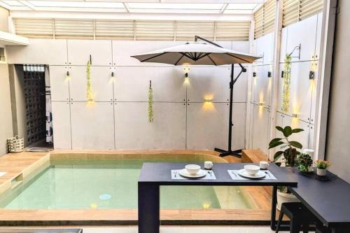 Cottonwood Villa Kuantan Jogja - Pool Netflix Gym