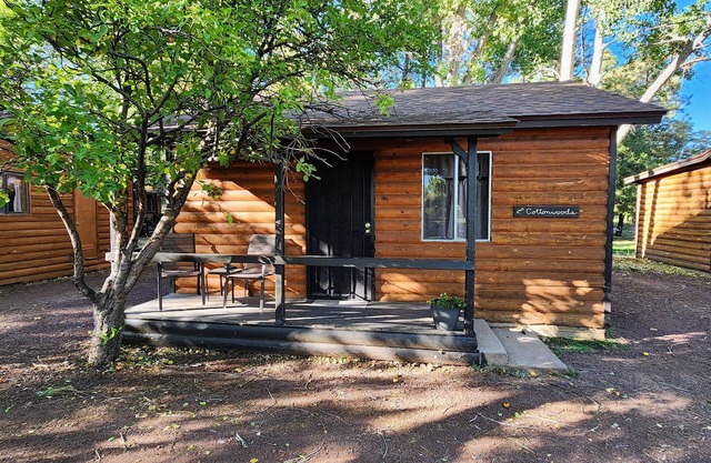 Cottonwoods Cabin at Lazy Oaks Resort- Lake View!
