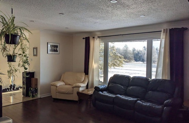 Country bungalow with hot tub. Near trails, beaches, fishing. Pets welcome!