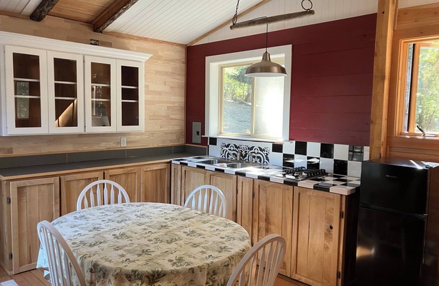 Country cabin just 15 minutes from Hayward. Open for NCAAs and Olympic Trials!