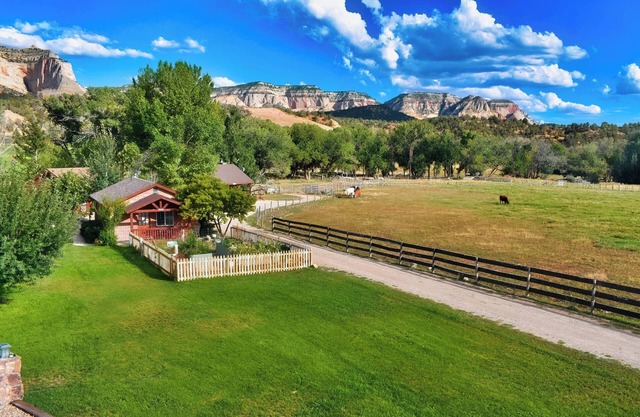 Country Cabin - Pool - Hot Tub -Breakfast -Farm -Quiet Side Zion -Near Bryce NP