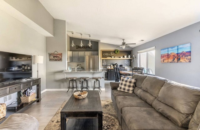 Country Club Condo - King Bed - Coffee Bar - Fireplace